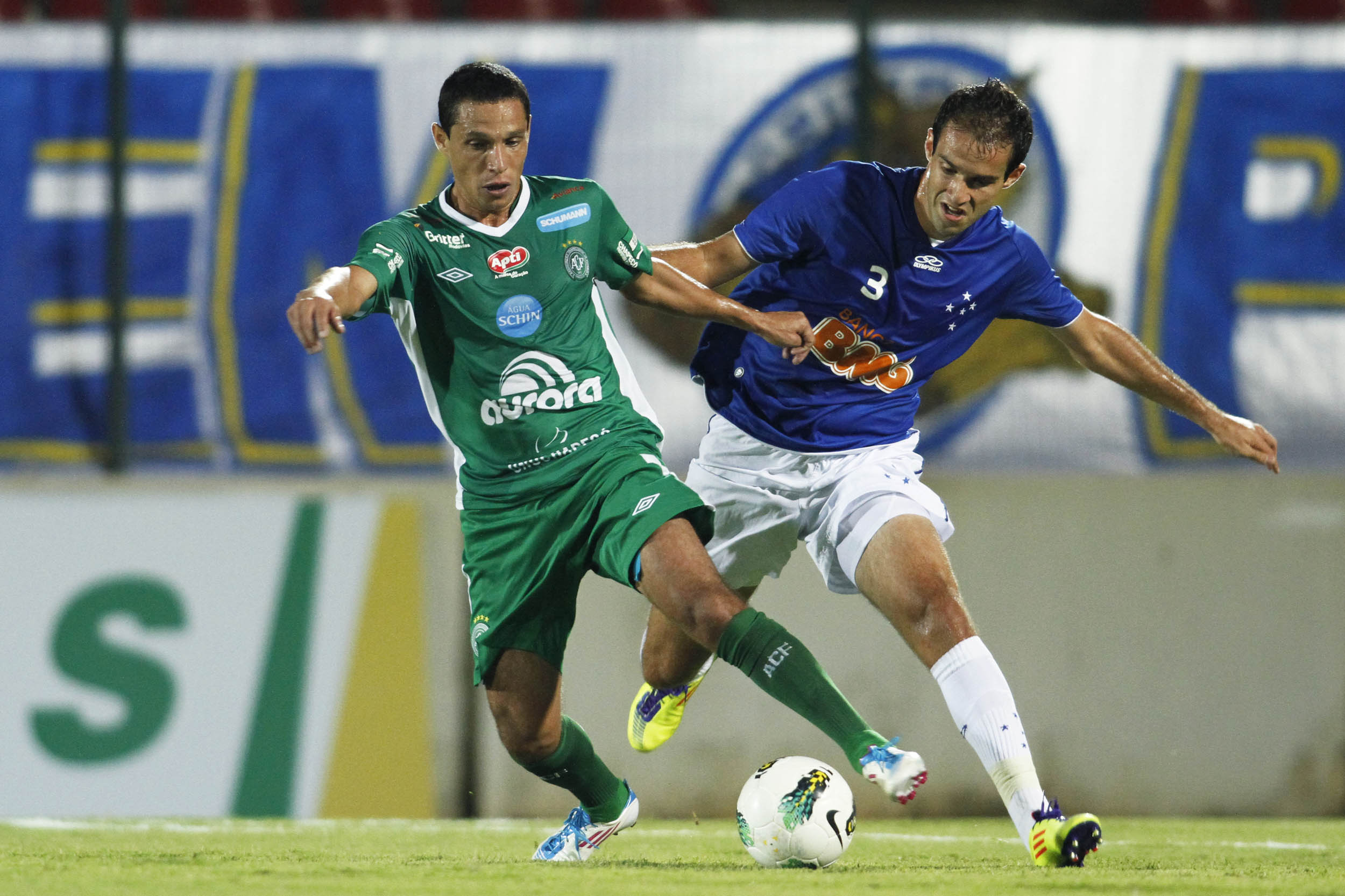 Lance de Cruzeiro 4 x 1 Chapecoense em 2012 - (foto: Pedro Vilela/Agenciai7)