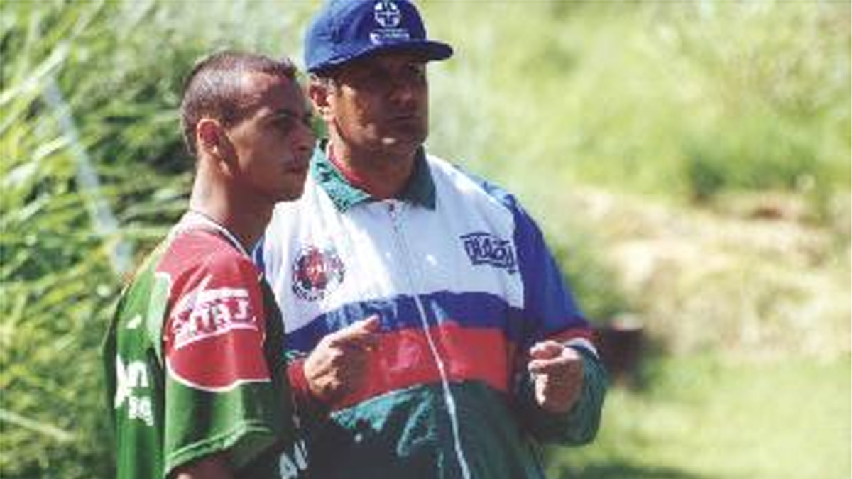 Joãozinho no Ipatinga em 2000 ao lado do técnico Pedro Rocha - (foto: Wolmer Ezequiel / Diario do Aco)