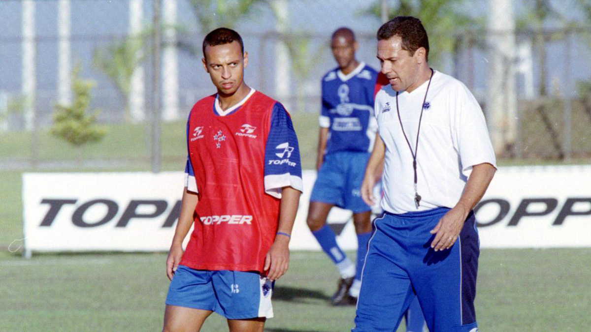 Joãozinho recebe instruções de Vanderlei Luxemburgo em treino na Toca da Raposa - (foto: Paulo Filgueiras/Estado de Minas/16/08/2002)