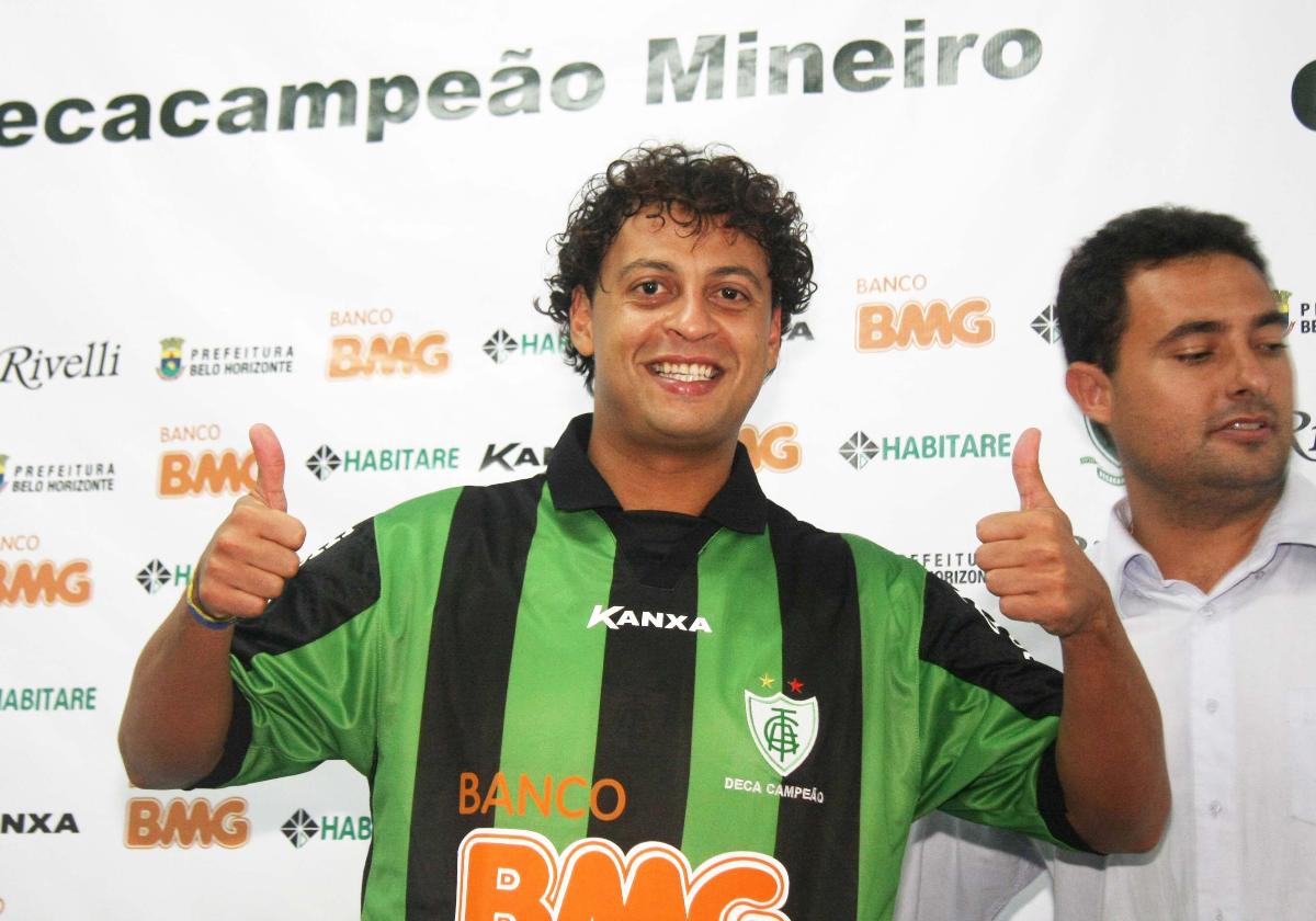 Joãozinho em apresentação no América em 2010 ao lado do diretor de futebol Alexandre Mattos - (foto: Marcos Michelin/EM D.A Press)