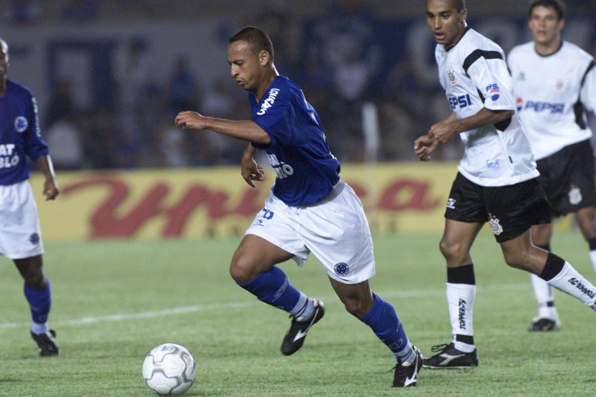 Joãozinho em ação pelo Cruzeiro contra o Corinthians na Copa do Brasil de 2002 - (foto: Jorge Gontijo/Estado de Minas - 03/04/2002)