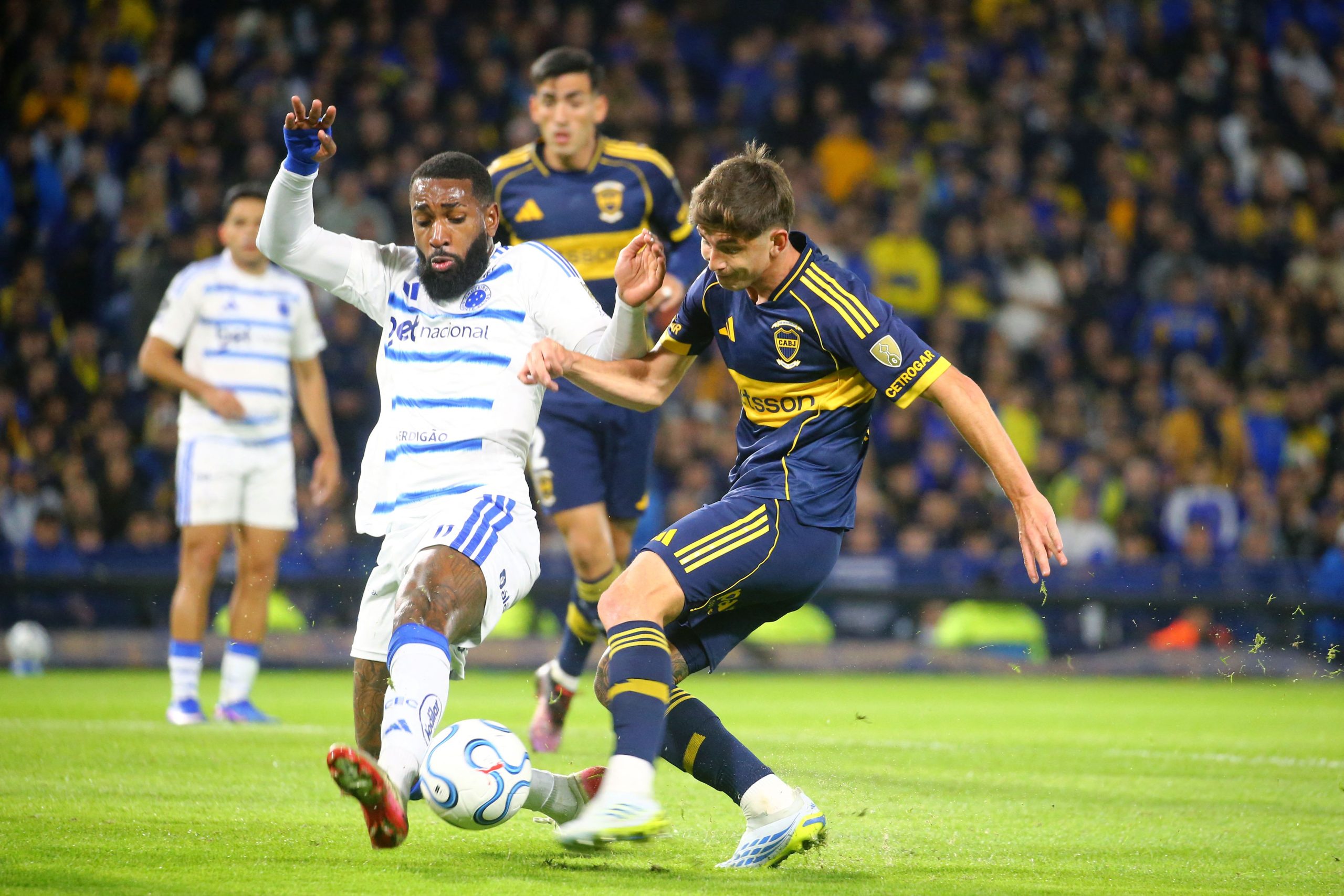 Gerson em ação contra o Boca, em La Bombonera - (foto: Marcos BRINDICCI / AFP)