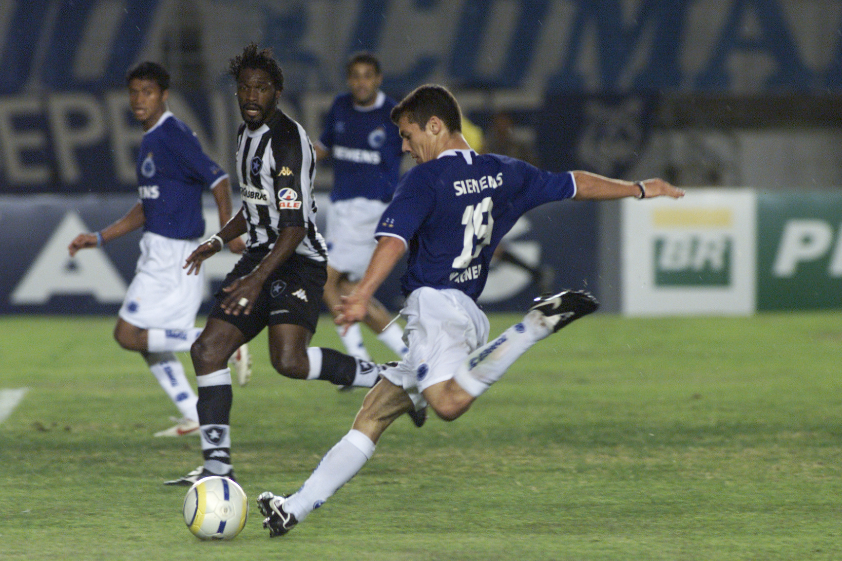 Jogo entre Cruzeiro e Botafogo em 2005 foi anulado - (foto: Jorge Gontijo/Estado de Minas)