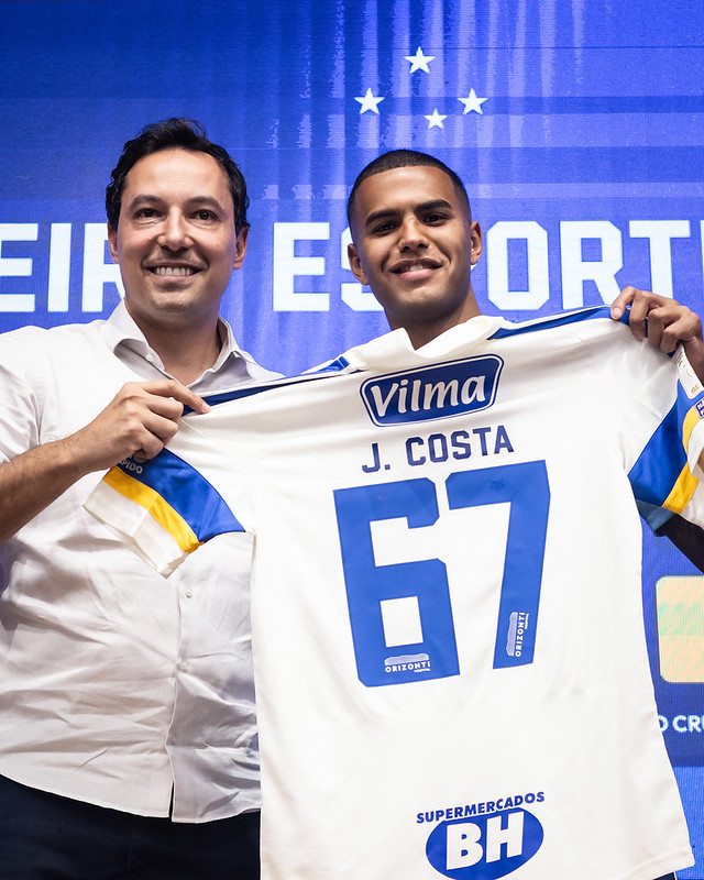 Pedro Junio e João Costa na apresentação do atacante - (foto: Gustavo Aleixo/Cruzeiro)