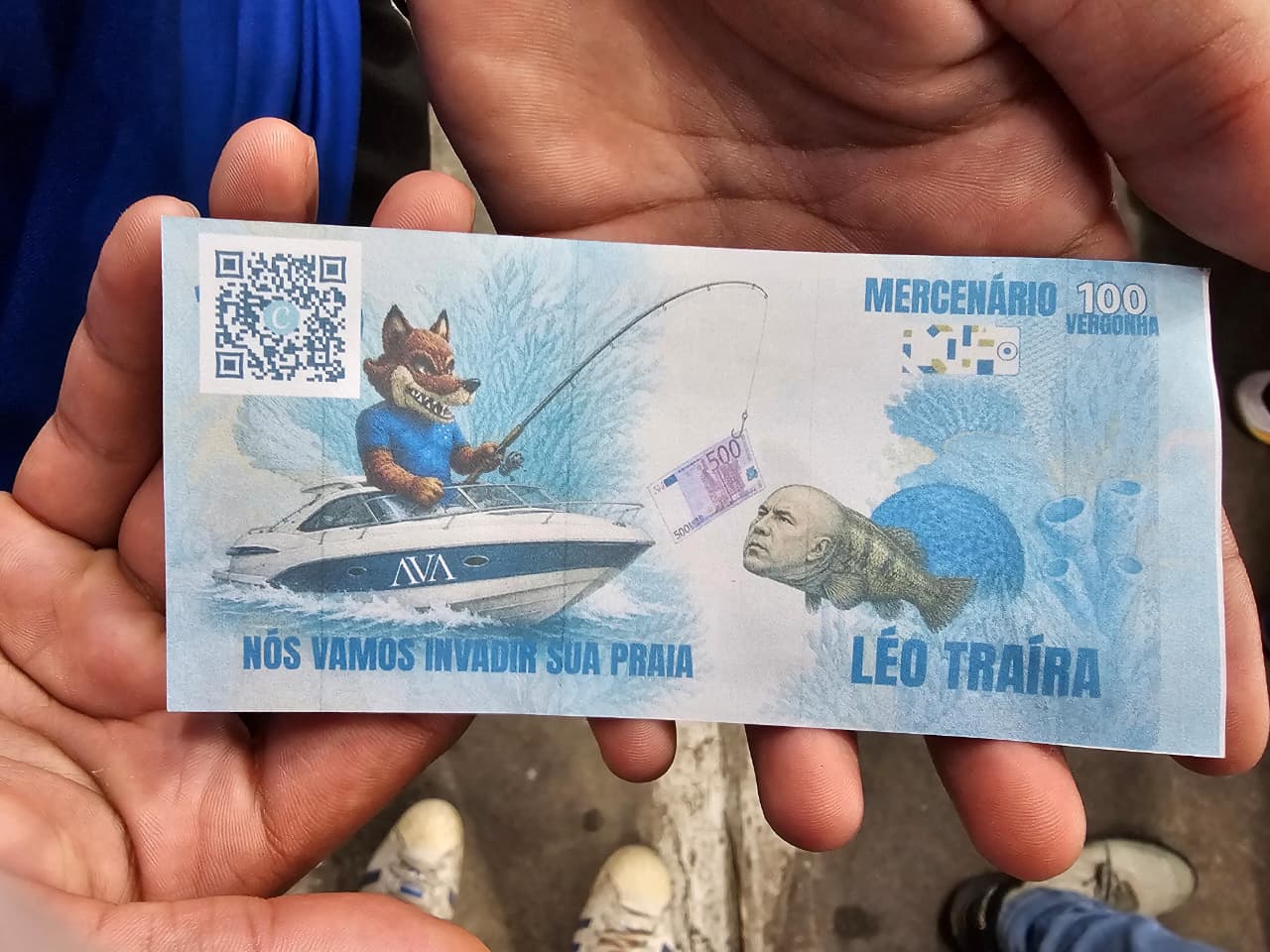 Torcida do Cruzeiro imprimiu notas falsas com o rosto do técnico Leonardo Jardim
