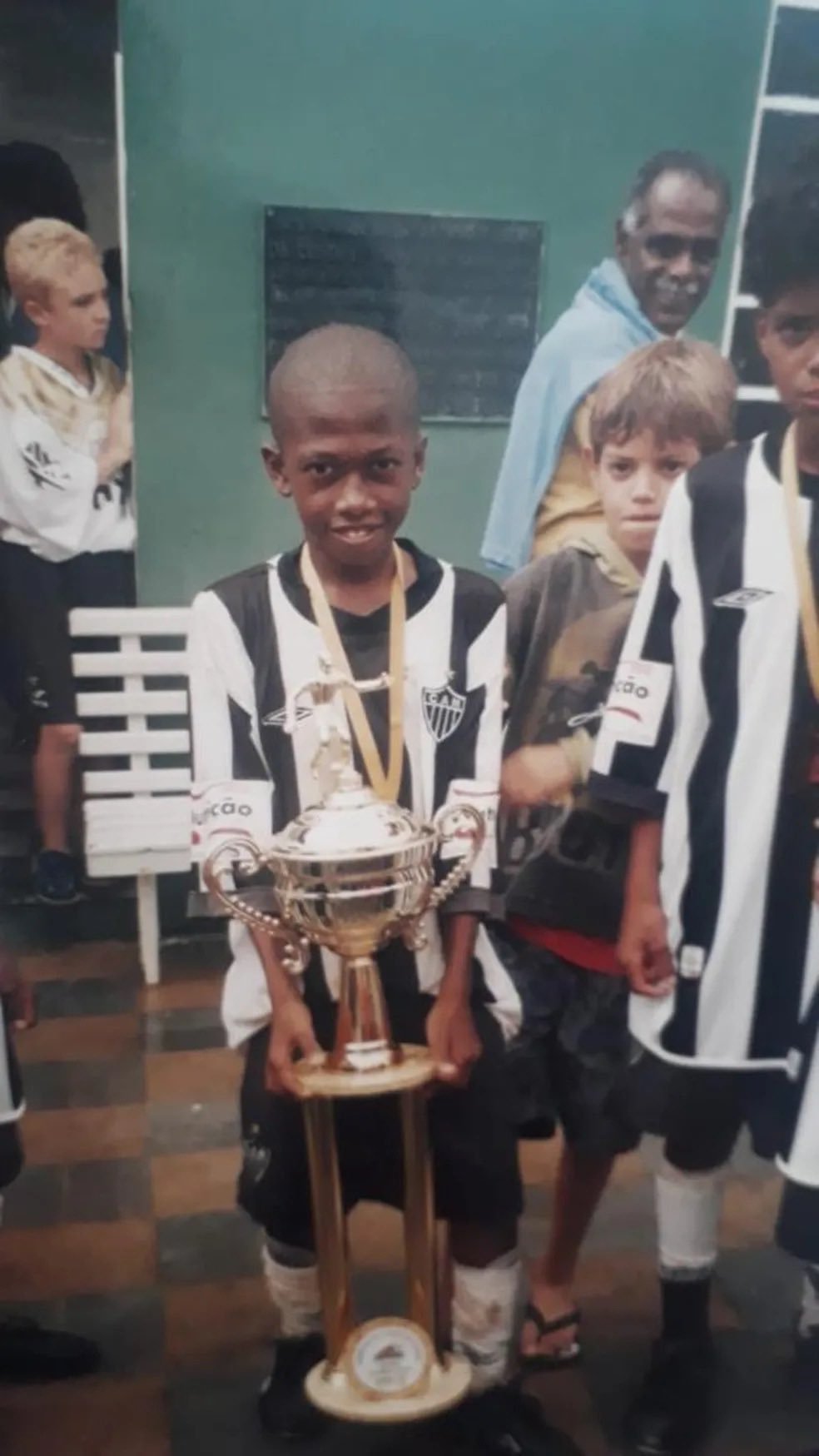 Fred com troféu do Atlético quando criança - (foto: Arquivo pessoal) Fred com troféu do Atlético quando criança - (foto: Arquivo pessoal)
