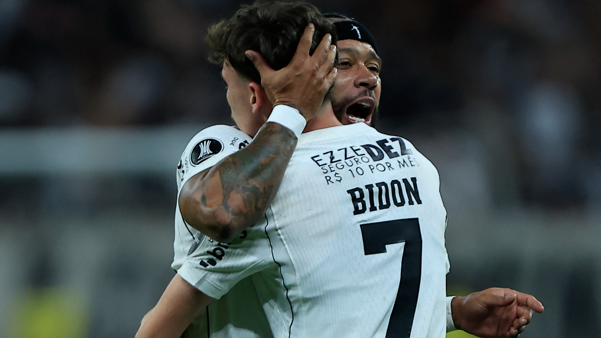 Memphis e Bidon celebrando o gol do Corinthians - (foto: Miguel Schincariol/AFP)