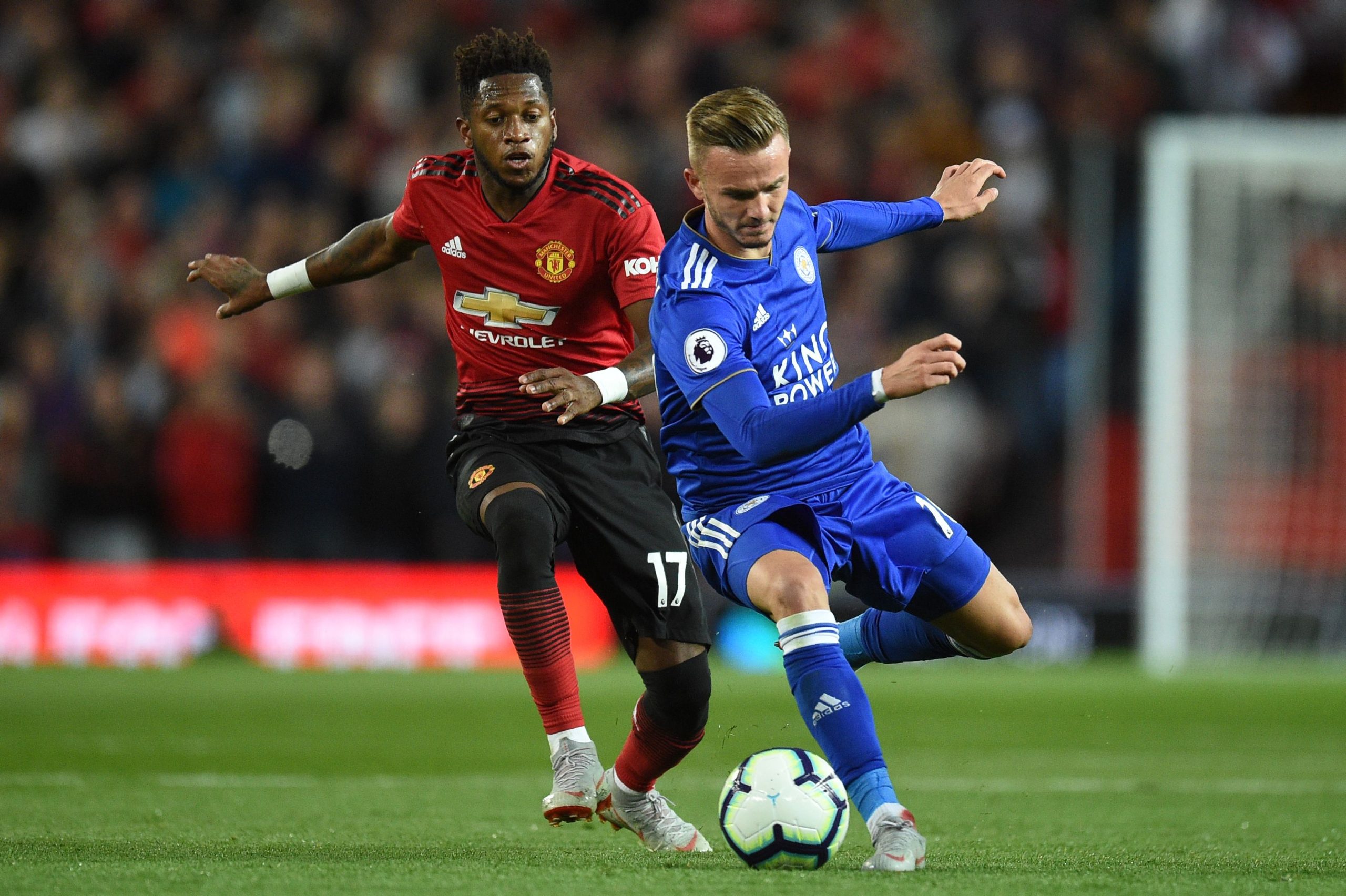 Fred tenta marcar James Maddison, do Leicester, em estreia pelo Manchester United - (foto: Oli Scarff/AFP)