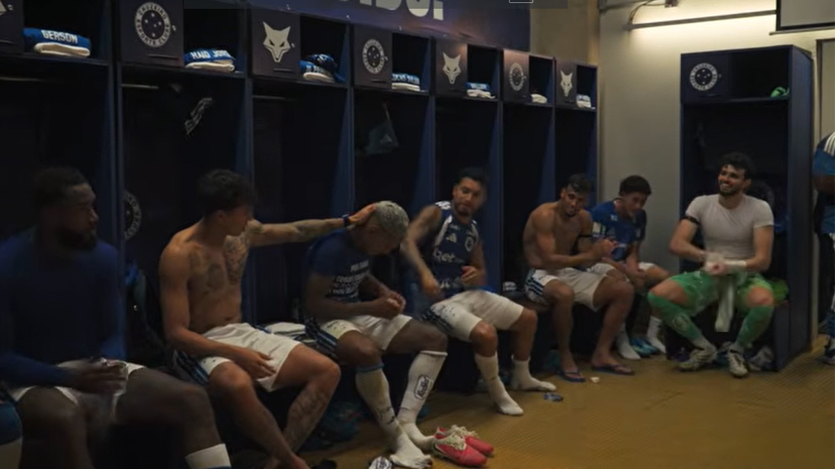 Kaio Jorge e William cumprimentam Matheus Pereira pelo gol decisivo em Cruzeiro x Flamengo - (foto: Reprodução/YouTube/TV Cruzeiro)