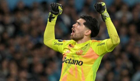 ‘Vítima’ de golaços do Cruzeiro, Rossi rebate críticas por chutes de fora da área