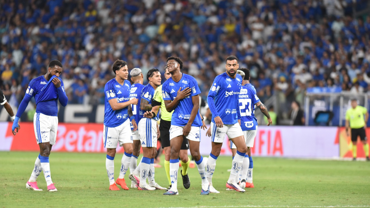 Jonathan Jesus, zagueiro do Cruzeiro, em duelo com o Atlético - (foto: Ramon Lisboa/EM/D.A. Press)