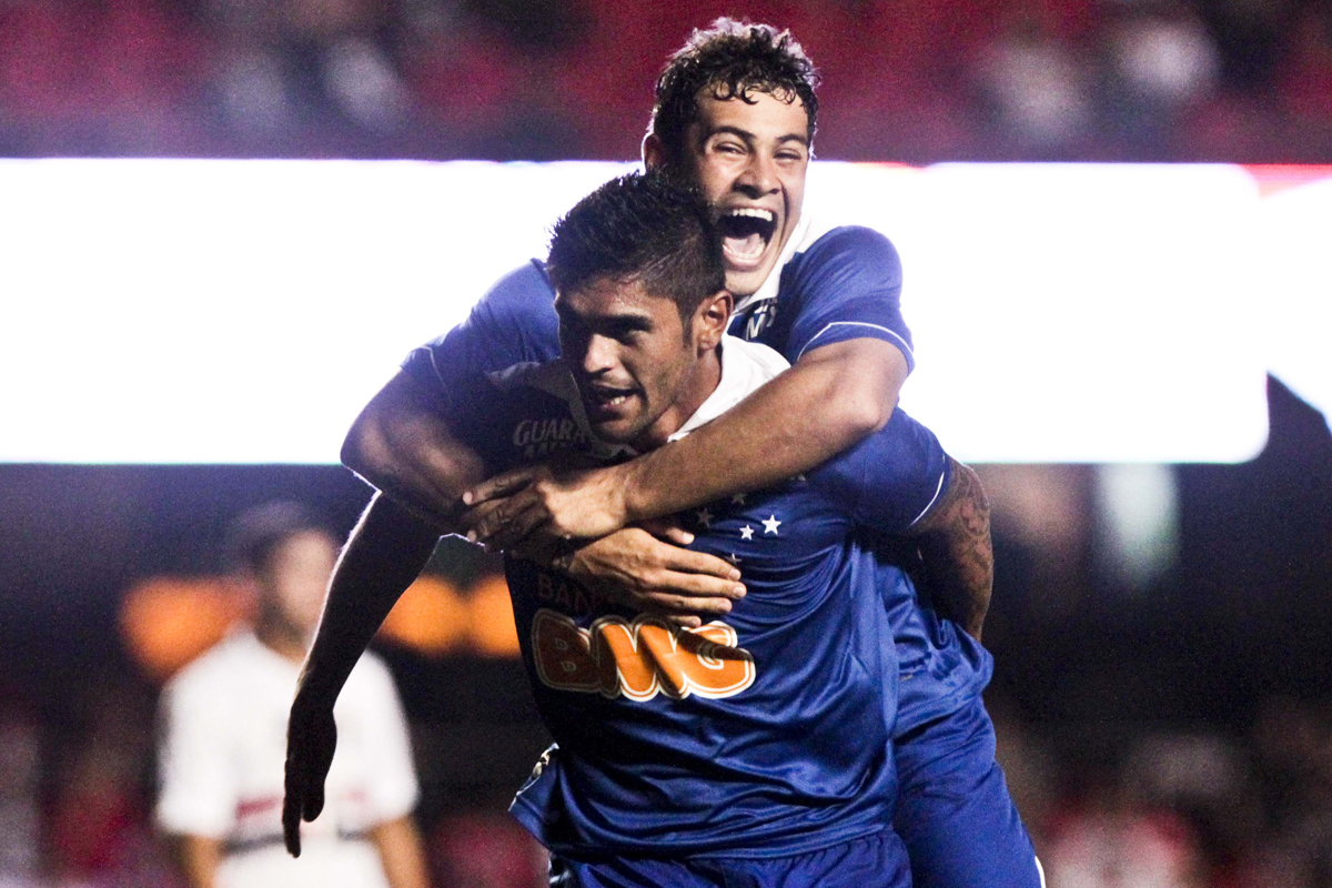 Luan é abraçado o por Vinícius Araújo em comemoração de gol pelo Cruzeiro contra o São Paulo, no Morumbi, pelo Brasileirão de 2013 - (foto: ALE CABRAL/FUTURA PRESS/FUTURA PRESS/ESTADÃO CONTEÚDO)