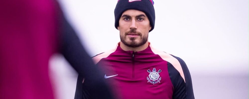 Atacante do Corinthians sofre trauma na costela e vira dúvida contra Cruzeiro