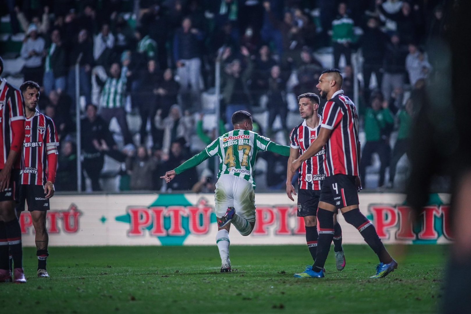 Atlético desafia invencibilidade de mais de dois mil dias por classificação