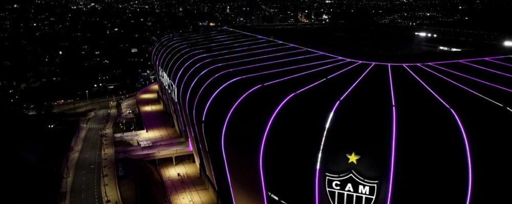 Atlético: luzes da Arena MRV mudam de cor em homenagem à Lei Maria da Penha