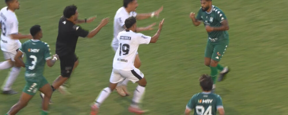 Bicampeão brasileiro pelo Cruzeiro é expulso na Série D e troca socos com rivais