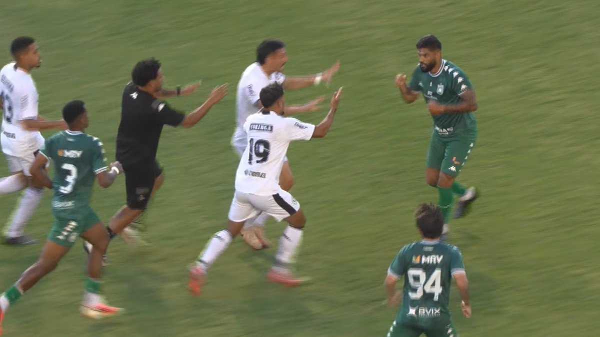 Bicampeão brasileiro pelo Cruzeiro é expulso na Série D e troca socos com rivais