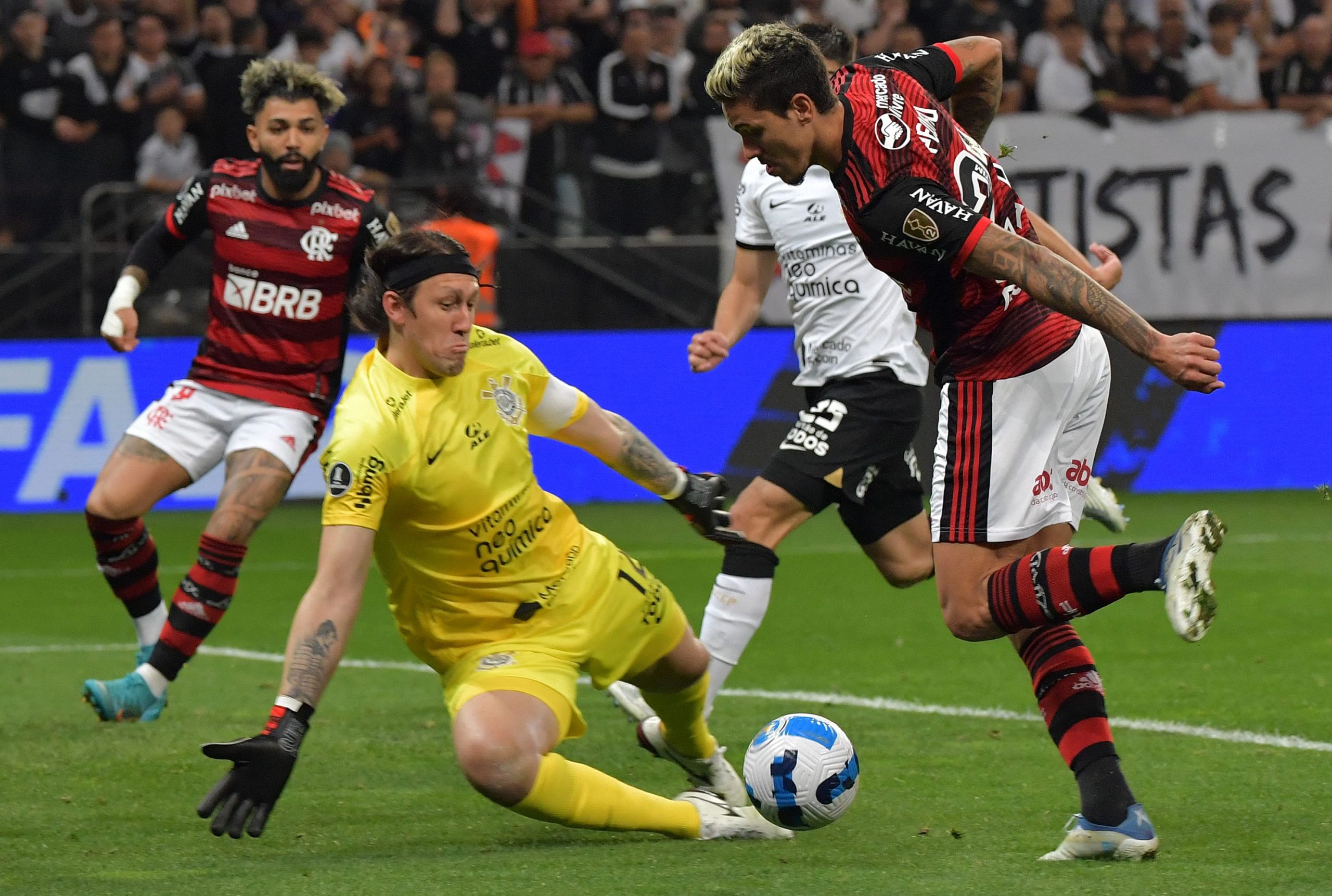 Cássio e Pedro disputam lance em Corinthians x Flamengo, na Libertadores de 2022 - (foto: NELSON ALMEIDA / AFP)