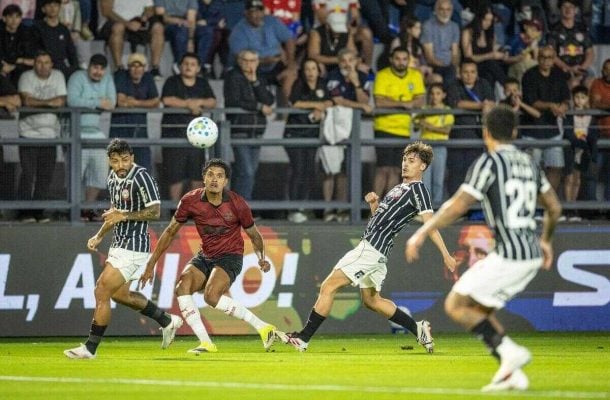 Corinthians vence o Bragantino e ganha posições no Brasileiro