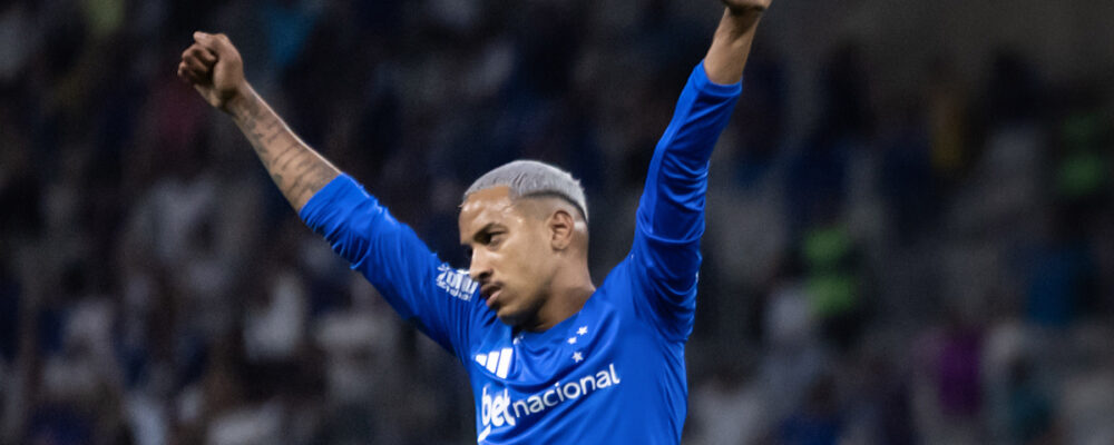 Cruzeiro marca no último lance e vence Flamengo de virada pelo Brasileiro