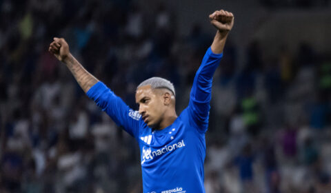 Cruzeiro marca no último lance e vence Flamengo de virada pelo Brasileiro