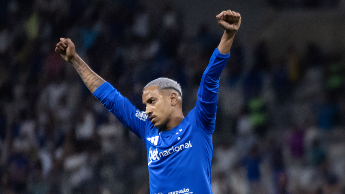Cruzeiro marca no último lance e vence Flamengo de virada pelo Brasileiro