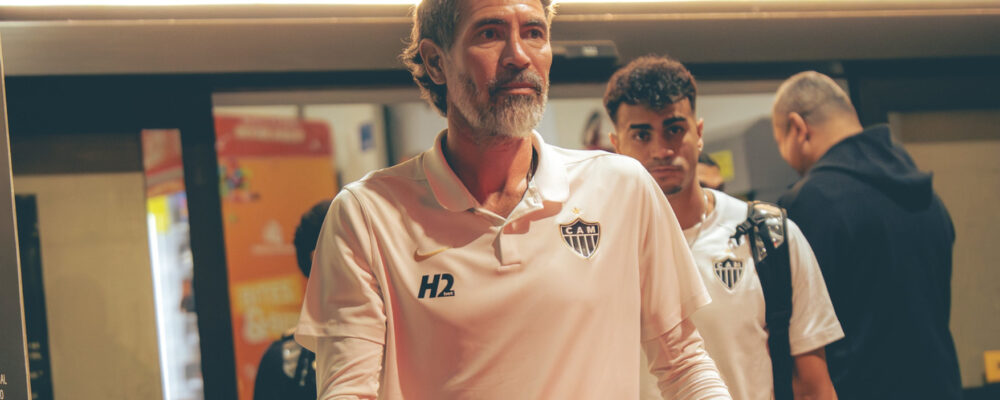 Domínguez evita preocupação com baixas na zaga do Atlético e elogia jovem: ‘Crescendo muito’