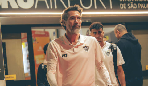 Domínguez evita preocupação com baixas na zaga do Atlético e elogia jovem: ‘Crescendo muito’