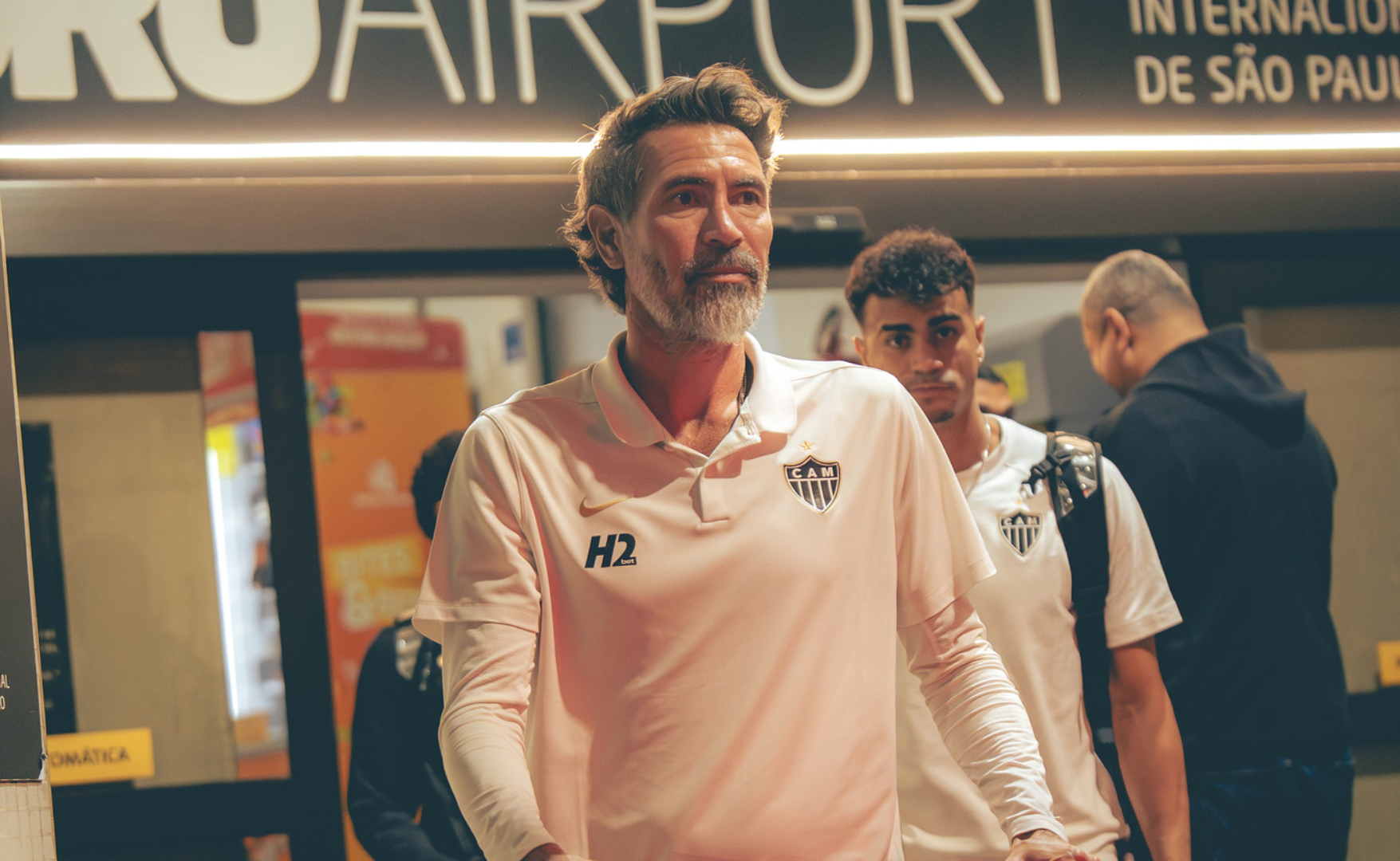 Domínguez evita preocupação com baixas na zaga do Atlético e elogia jovem: ‘Crescendo muito’