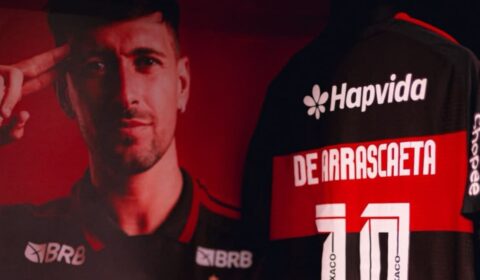 Contra o Cruzeiro, Arrascaeta ‘repetiu’ golaço que fez na Libertadores de 2022