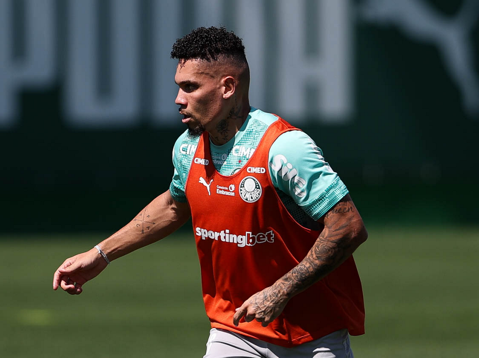 Ex-Atlético, Paulinho se lesiona de novo no Palmeiras