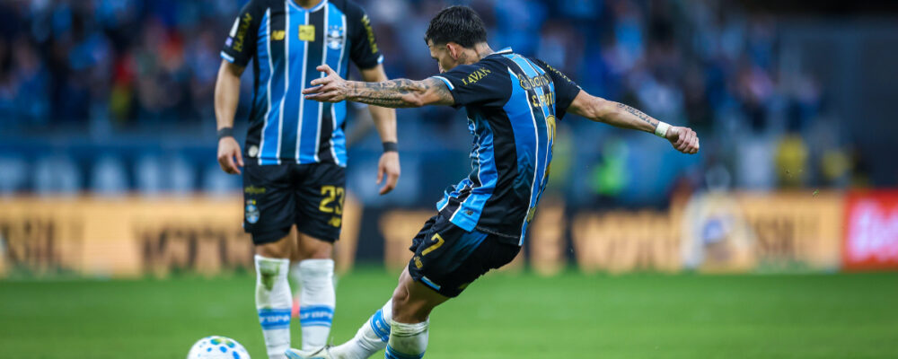 Ex-atacante do Atlético faz gols de falta em dois jogos seguidos