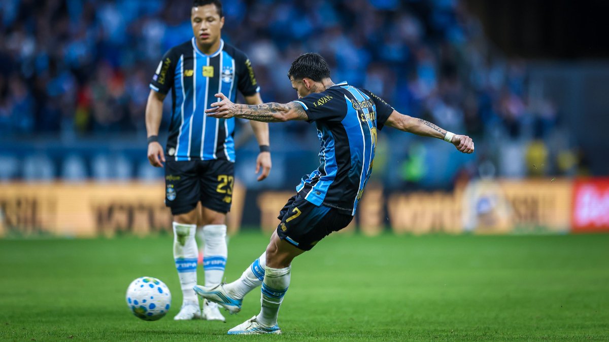 Ex-atacante do Atlético faz gols de falta em dois jogos seguidos