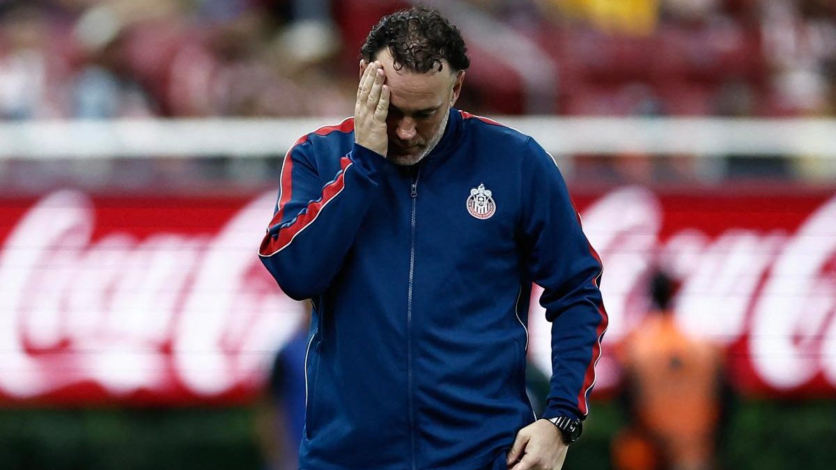 Ex-técnico do Atlético, Milito amarga eliminação e início de temporada ruim no México