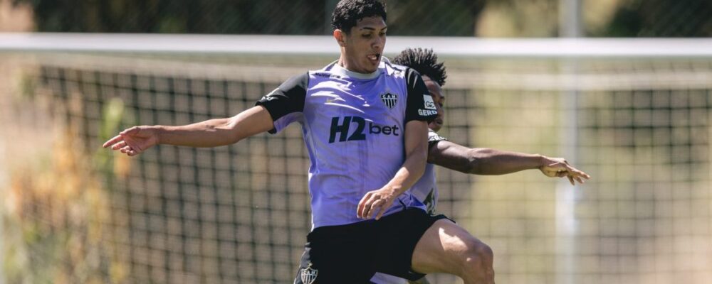 Jogador do Atlético retorna de grave lesão após mais de 7 meses parado