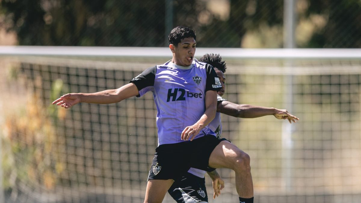 Jogador do Atlético retorna de grave lesão após mais de 7 meses parado