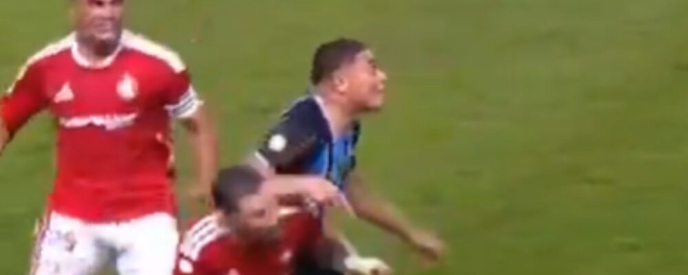 Jogadores do Inter se revoltam com não expulsão de artilheiro do Grêmio