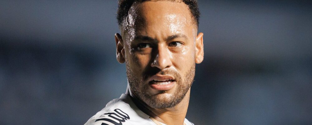 Jornalista sobe tom, e Neymar rebate em rede social: ‘Não sabe o que quer’