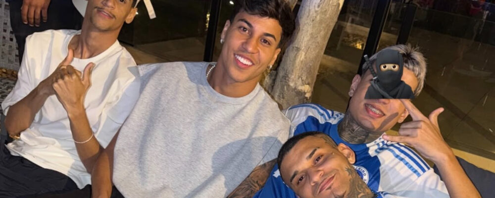 Kaio Jorge se reúne com Luva de Pedreiro e cantor após Cruzeiro x Atlético