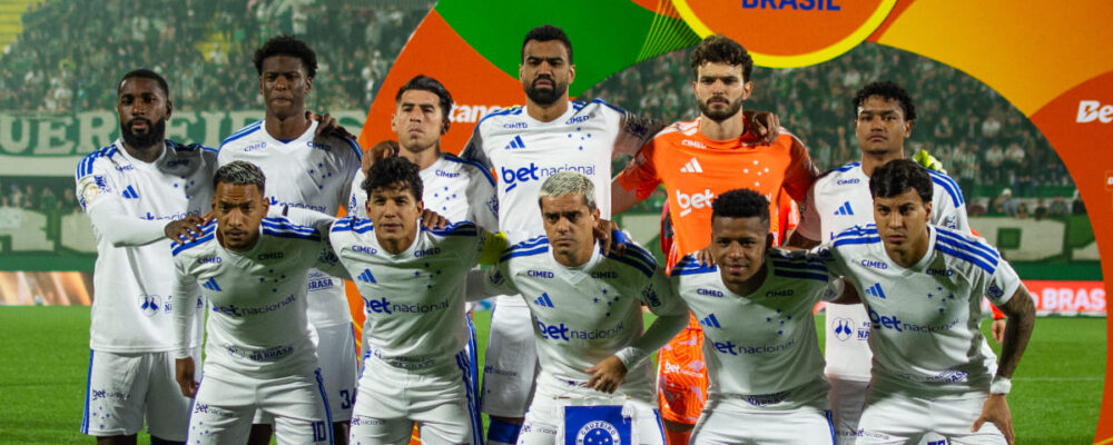 O que Artur Jorge buscava para o Cruzeiro ao improvisar zagueiro na lateral?