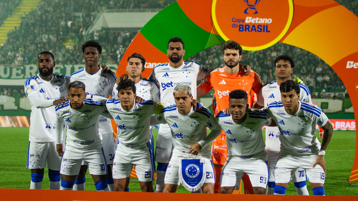 O que Artur Jorge buscava para o Cruzeiro ao improvisar zagueiro na lateral?