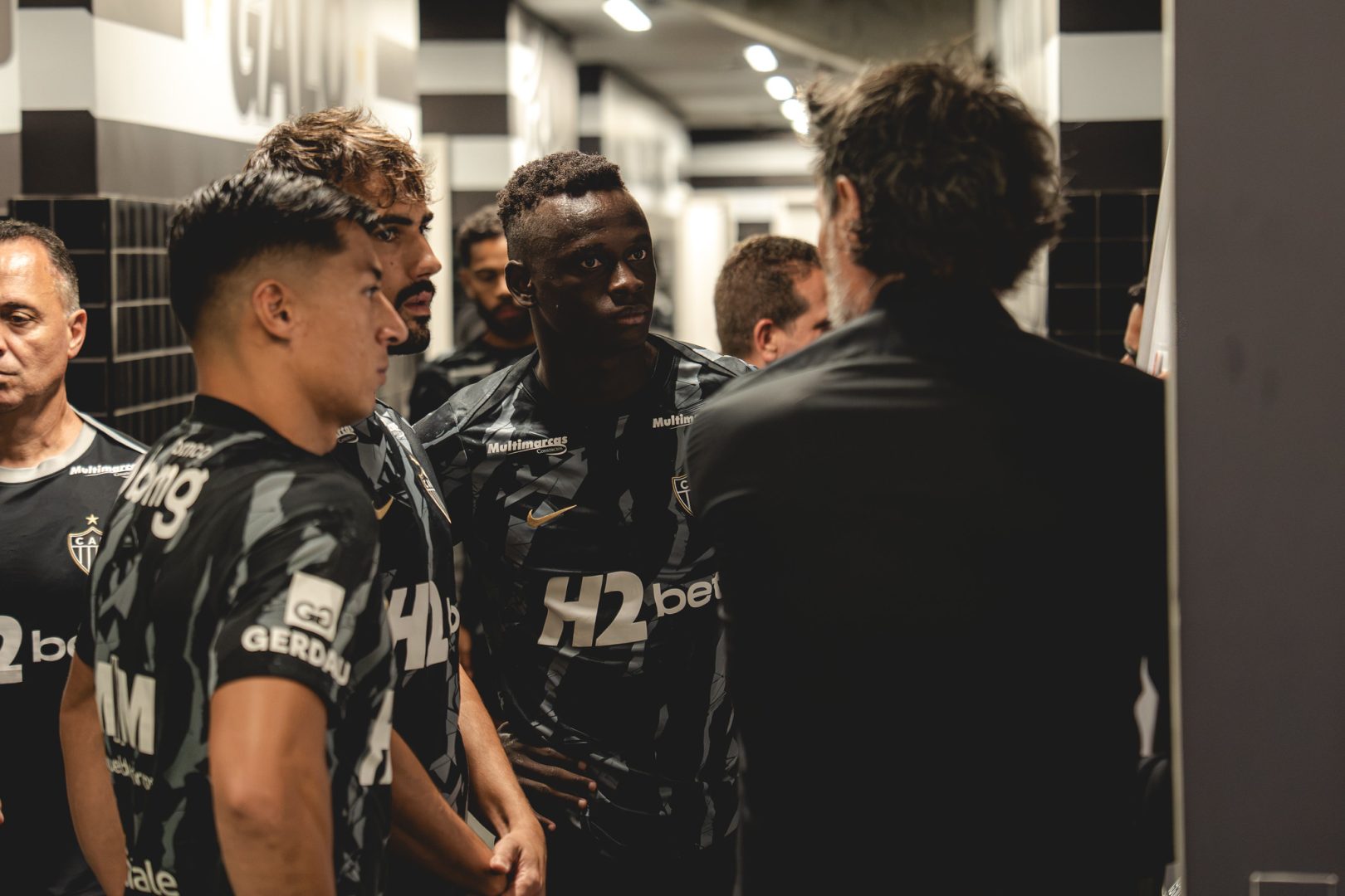 Domínguez passa instruções a Alan Franco, Igor Gomes e Cissé no vestiário do Atlético na Arena MRV - (foto: Pedro Souza/Atlético)