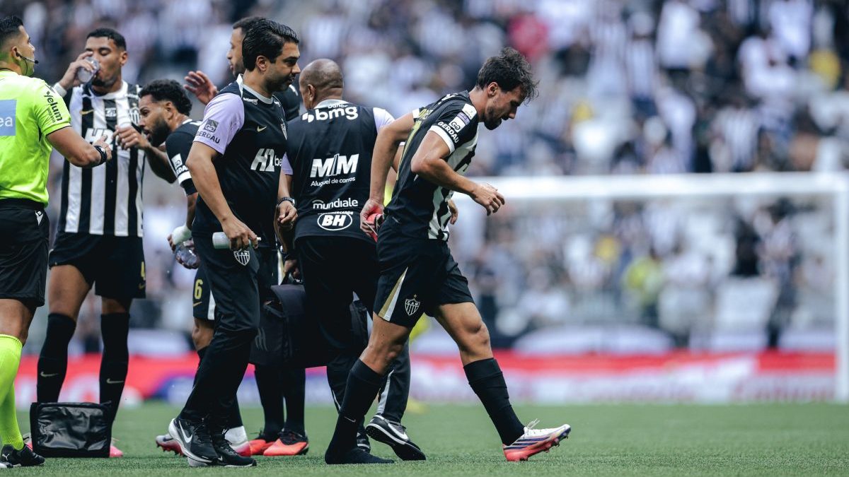 Igor Gomes tira a chuteira após sentir dores contra o Grêmio, no Brasileiro - (foto: Pedro Souza/Atlético)