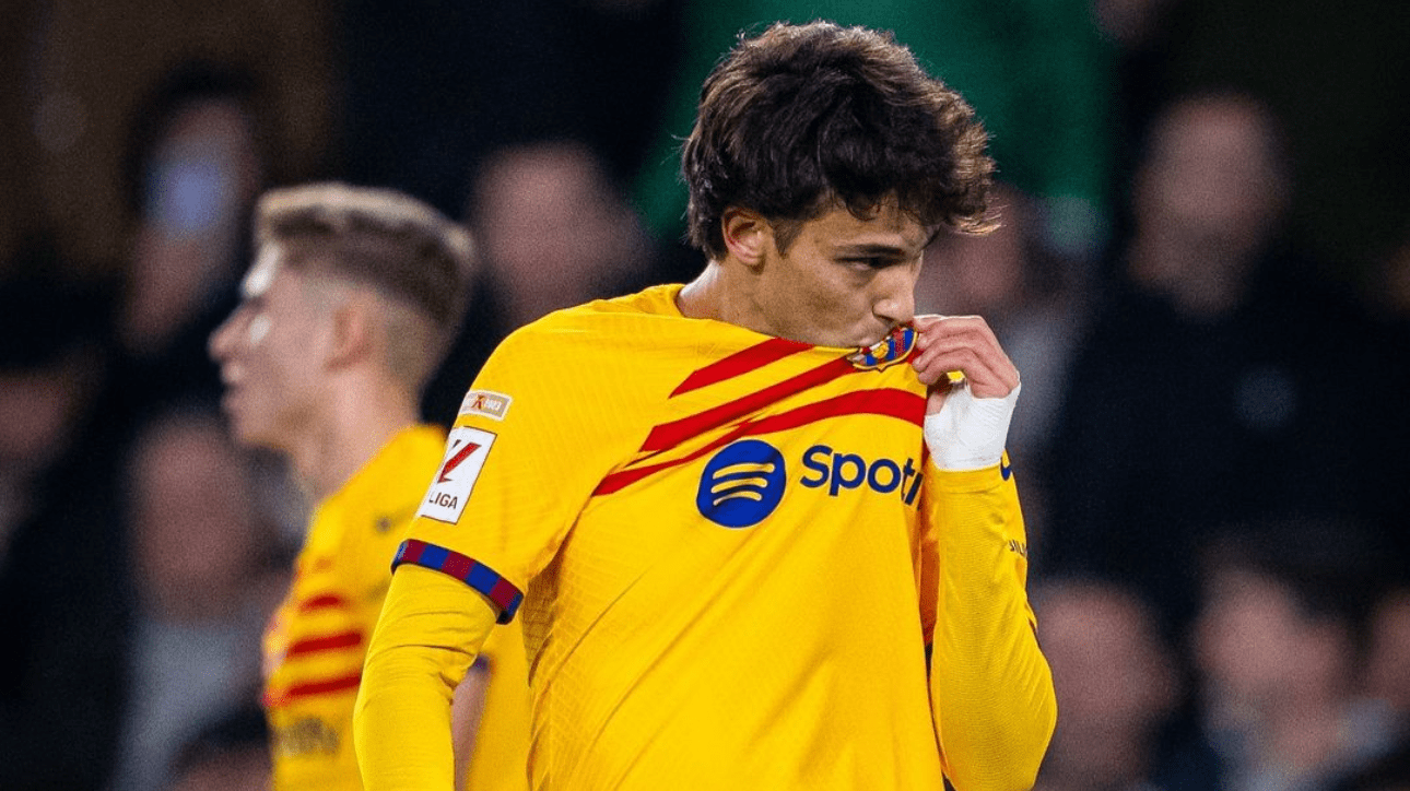 João Félix, atacante, beijando escudo do Barcelona - (foto: Reprodução/Instagram)