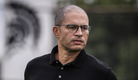 Técnico do Athletic, Alex reage à despedida de ex-jogador do Cruzeiro