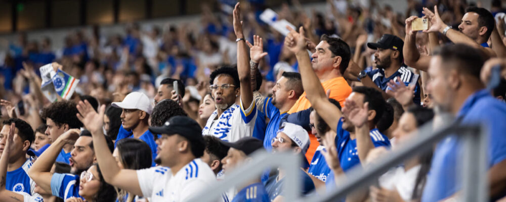 Aerozeiro: Cruzeiro recebe apoio de torcedores antes de embarque para duelo com Flamengo