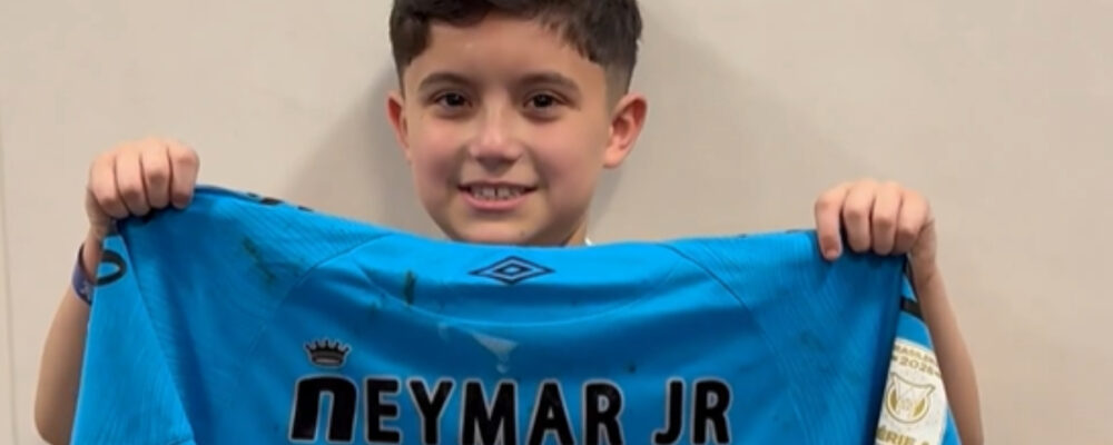 Torcedor do Corinthians, menino é hostilizado após receber camisa de Neymar
