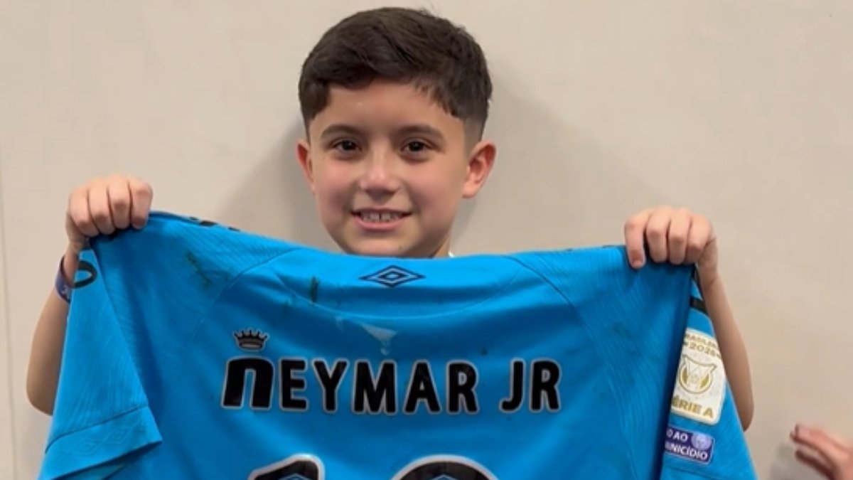 Torcedor do Corinthians, menino é hostilizado após receber camisa de Neymar