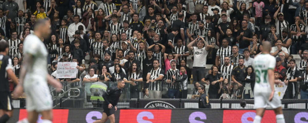 Torcedores do Atlético vaiam time e xingam Menin após empate