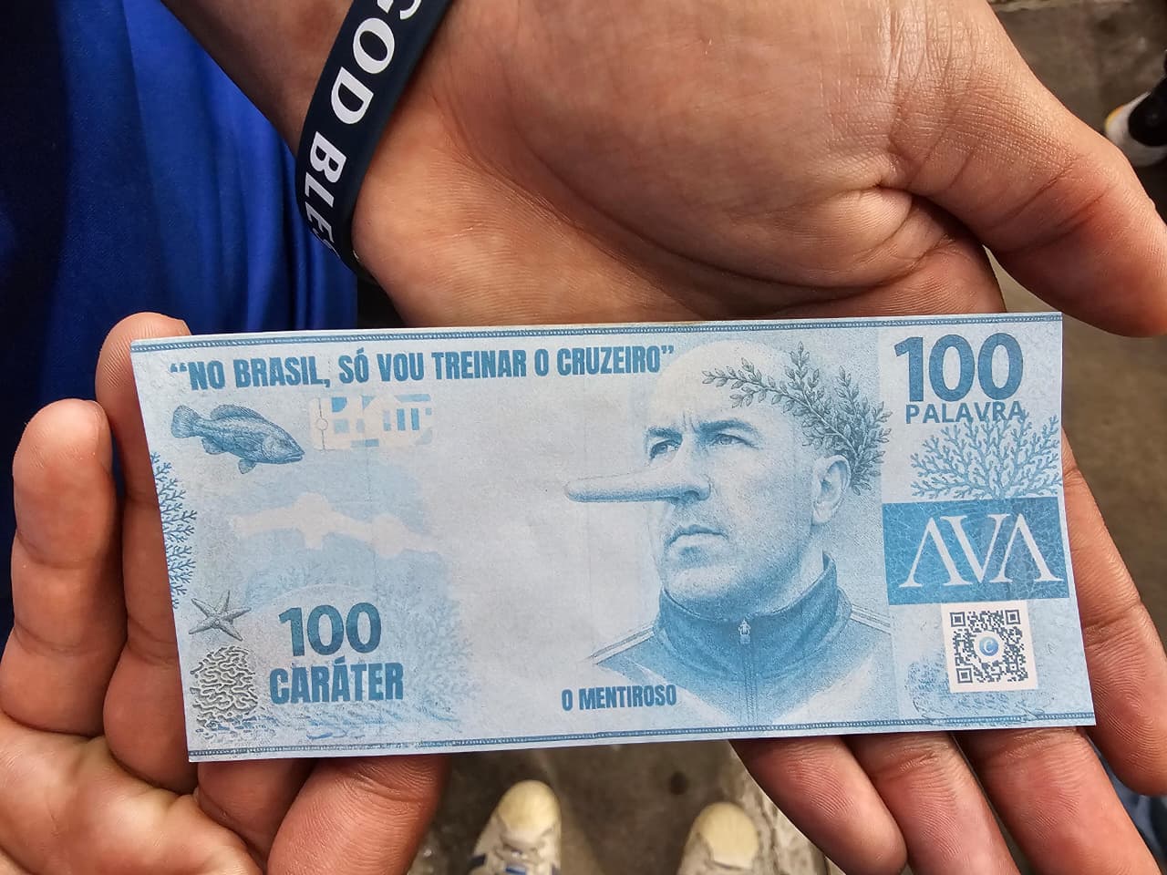 Torcida do Cruzeiro imprimiu notas falsas com o rosto do técnico Leonardo Jardim
